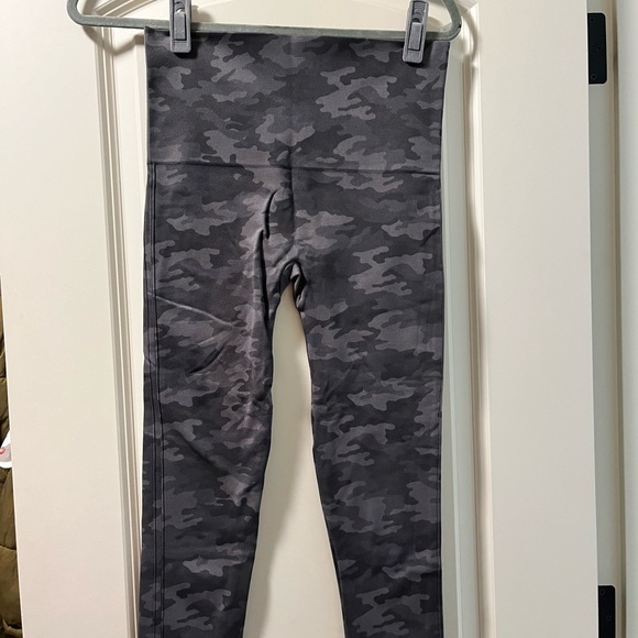 SPANX Seamless Camo Leggings - Picture 5 of 7